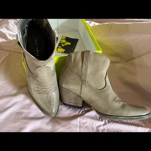 Tan ankle boots, cowboy style